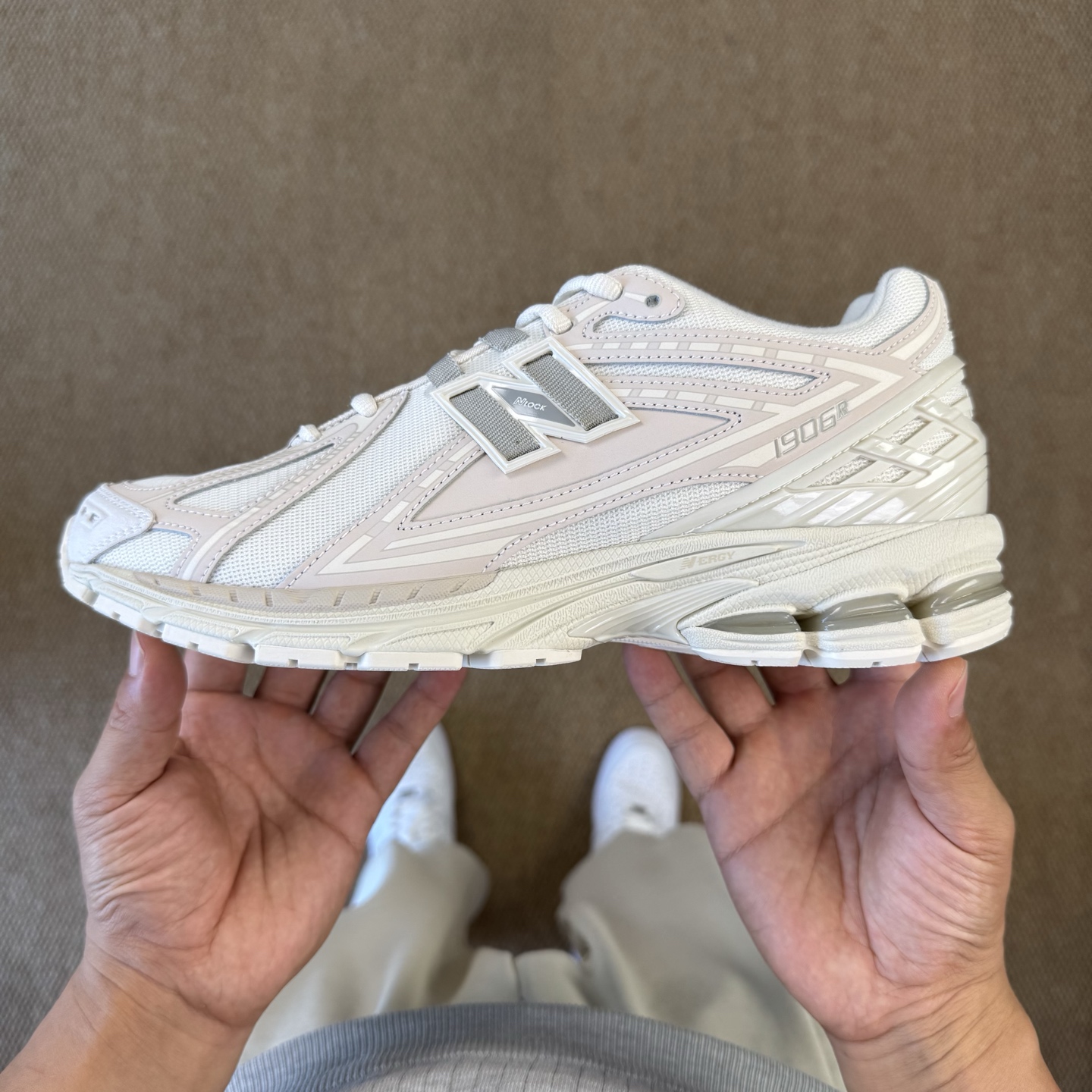 
C版新百伦！nb1906 第96色 浅米色
纯原大厂出品，品质优价格合理，降维打击‼️
尺码36-46