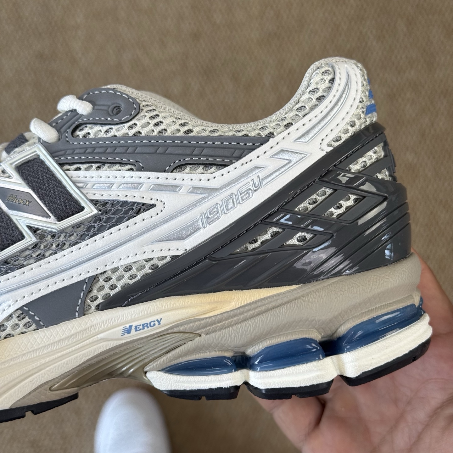
C版新百伦！nb1906 第97色 灰色
纯原大厂出品，品质优价格合理，降维打击‼️
尺码36-46.