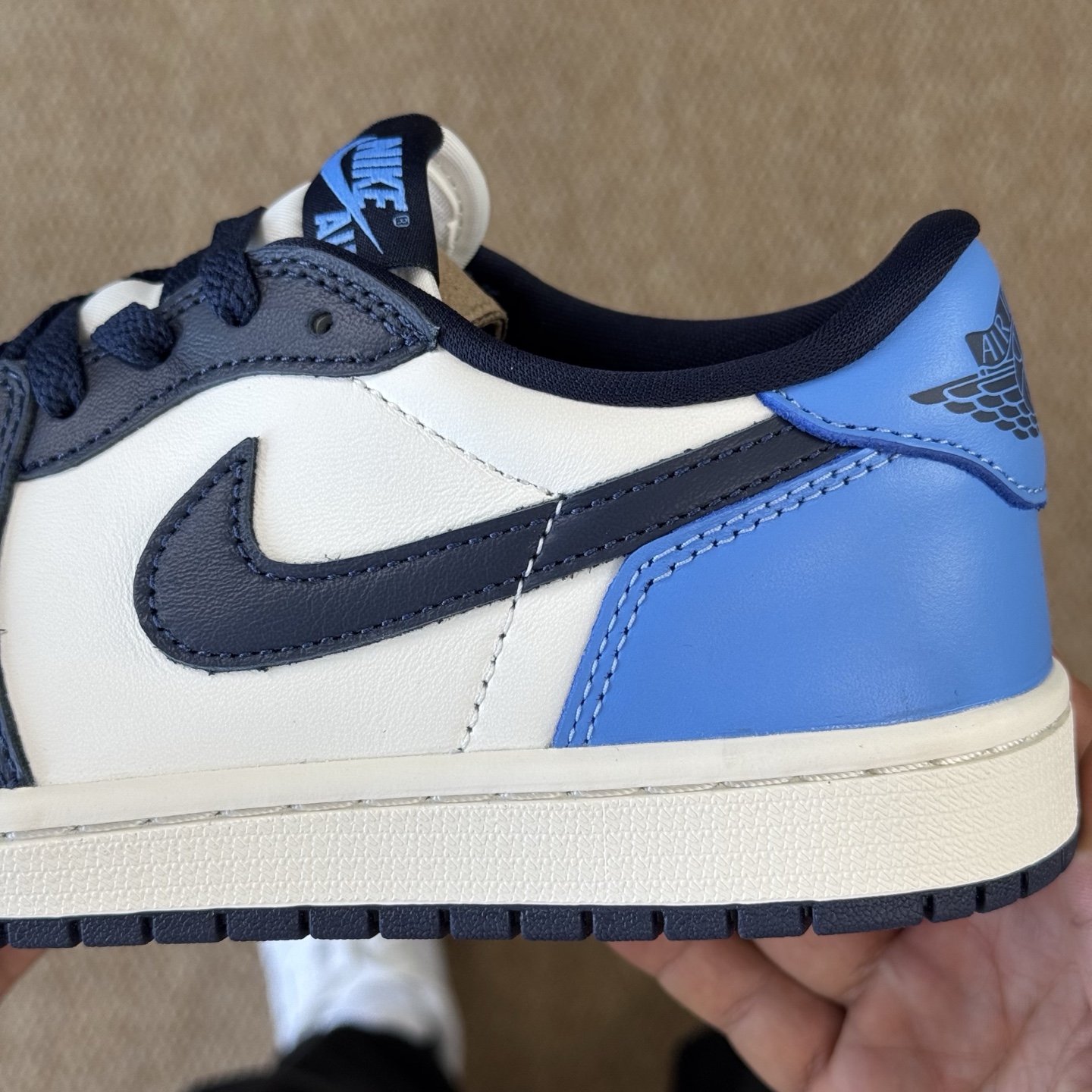 
过验版AJ1Low低帮 OG系列！黑曜石白蓝
市售最强低帮 天花板品质！
市面唯一正确版本 全鞋正品原