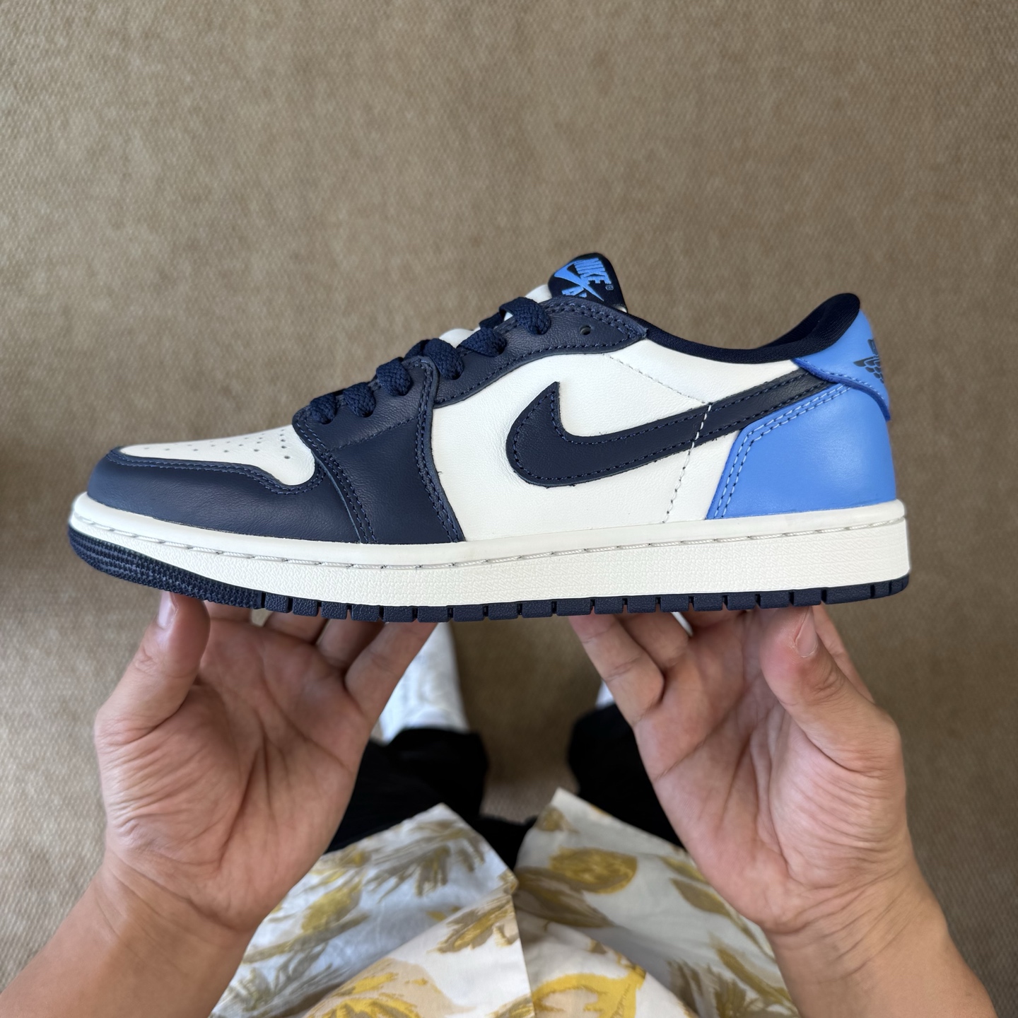 
过验版AJ1Low低帮 OG系列！黑曜石白蓝
市售最强低帮 天花板品质！
市面唯一正确版本 全鞋正品原