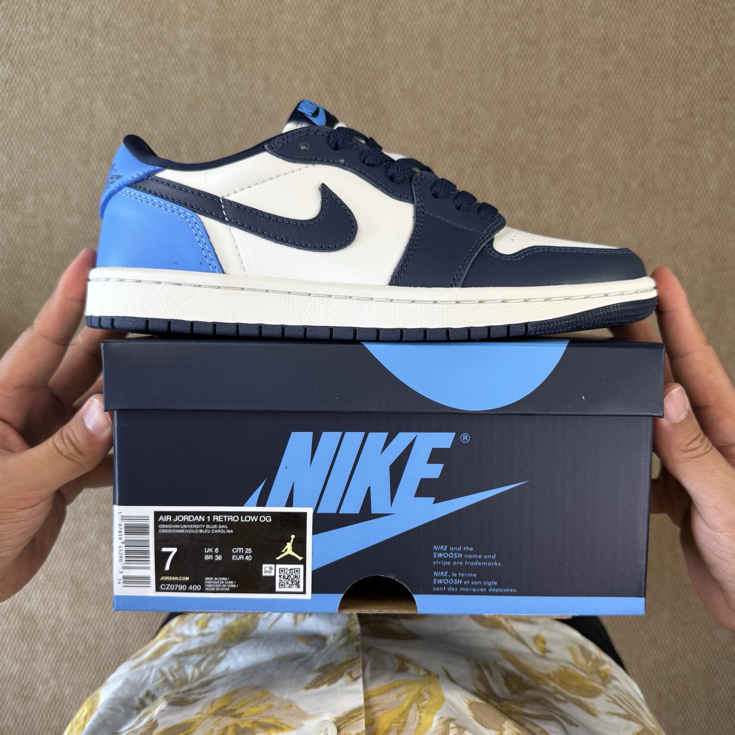 
过验版AJ1Low低帮 OG系列！黑曜石白蓝
市售最强低帮 天花板品质！
市面唯一正确版本 全鞋正品原