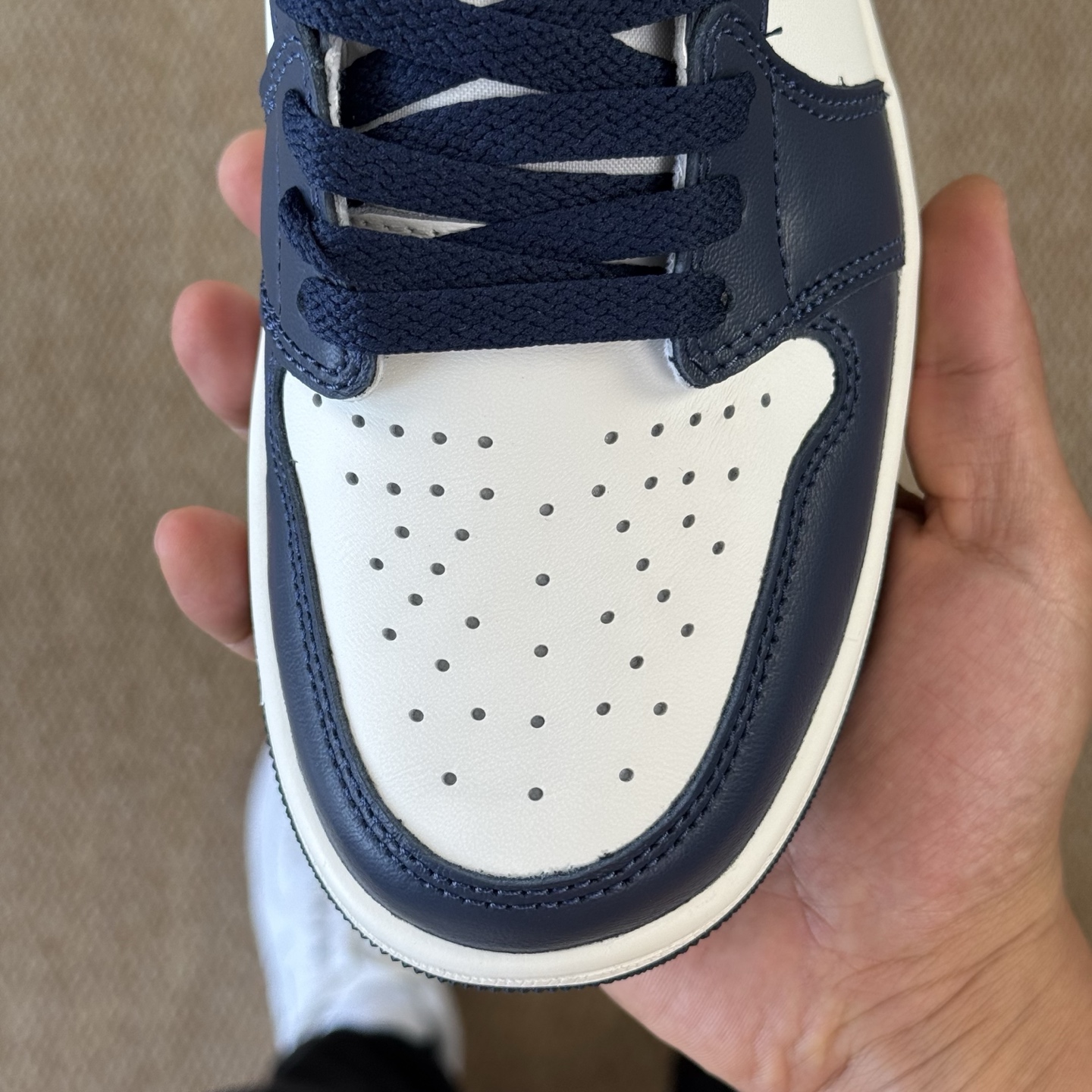 
过验版AJ1Low低帮 OG系列！黑曜石白蓝
市售最强低帮 天花板品质！
市面唯一正确版本 全鞋正品原