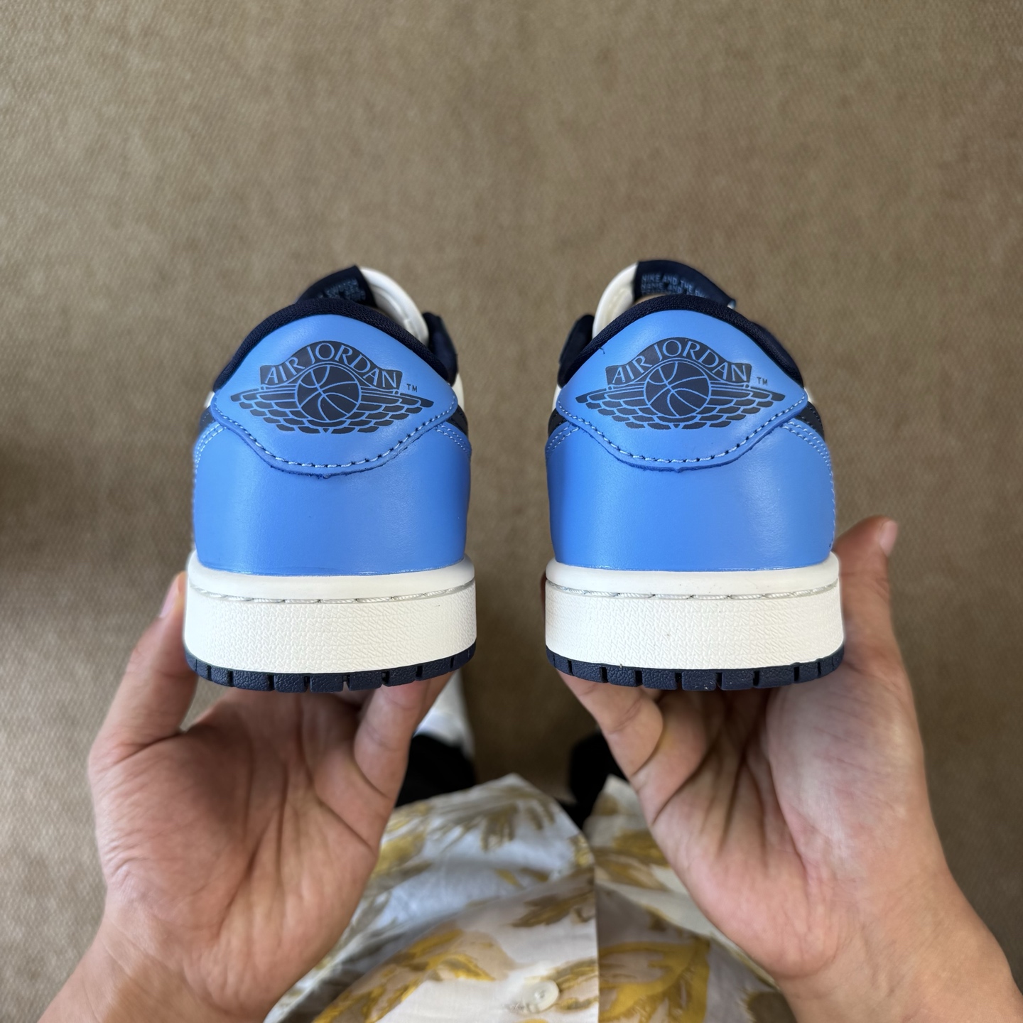 
过验版AJ1Low低帮 OG系列！黑曜石白蓝
市售最强低帮 天花板品质！
市面唯一正确版本 全鞋正品原