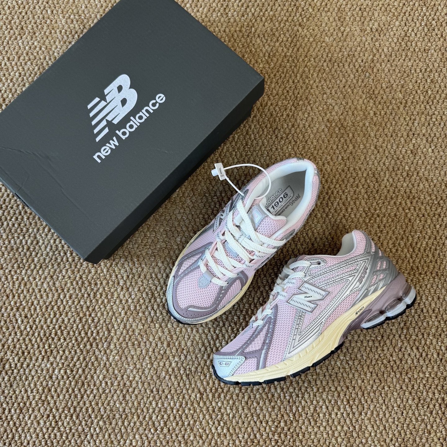  
C版新百伦！nb1906 第98色 银粉色
纯原大厂出品，品质优价格合理，降维打击‼️
尺码36-4