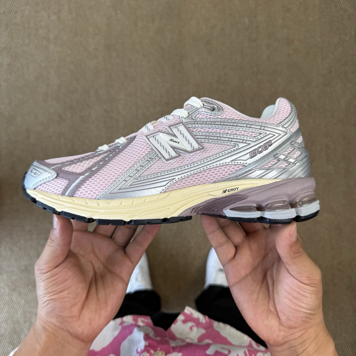  
C版新百伦！nb1906 第98色 银粉色
纯原大厂出品，品质优价格合理，降维打击‼️
尺码36-4