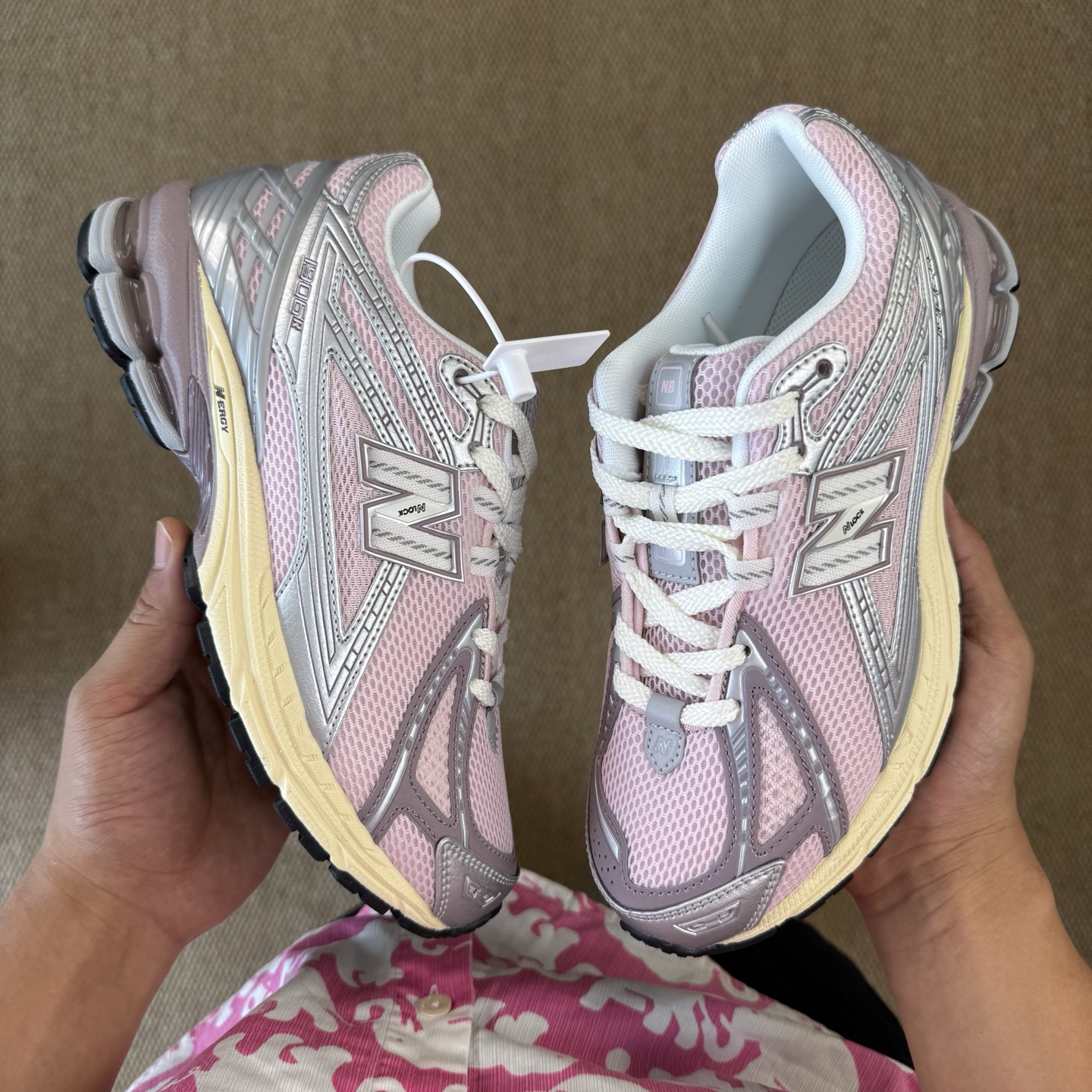  
C版新百伦！nb1906 第98色 银粉色
纯原大厂出品，品质优价格合理，降维打击‼️
尺码36-4