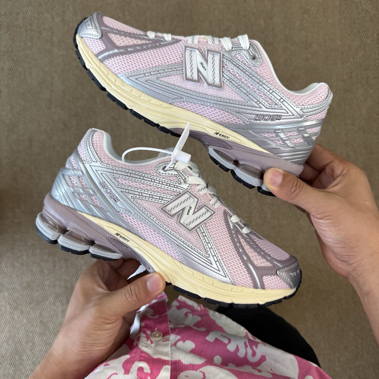  
C版新百伦！nb1906 第98色 银粉色
纯原大厂出品，品质优价格合理，降维打击‼️
尺码36-4