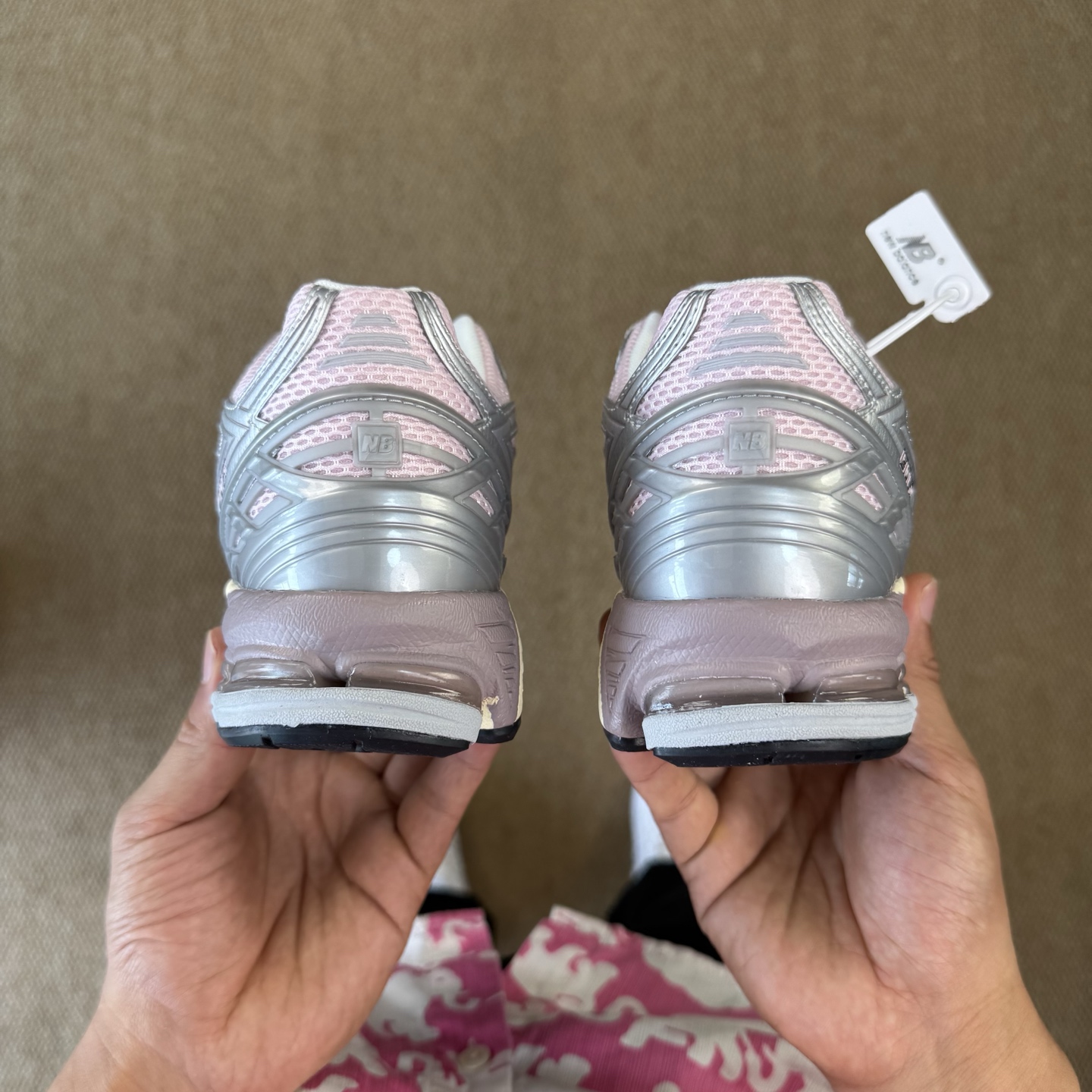  
C版新百伦！nb1906 第98色 银粉色
纯原大厂出品，品质优价格合理，降维打击‼️
尺码36-4