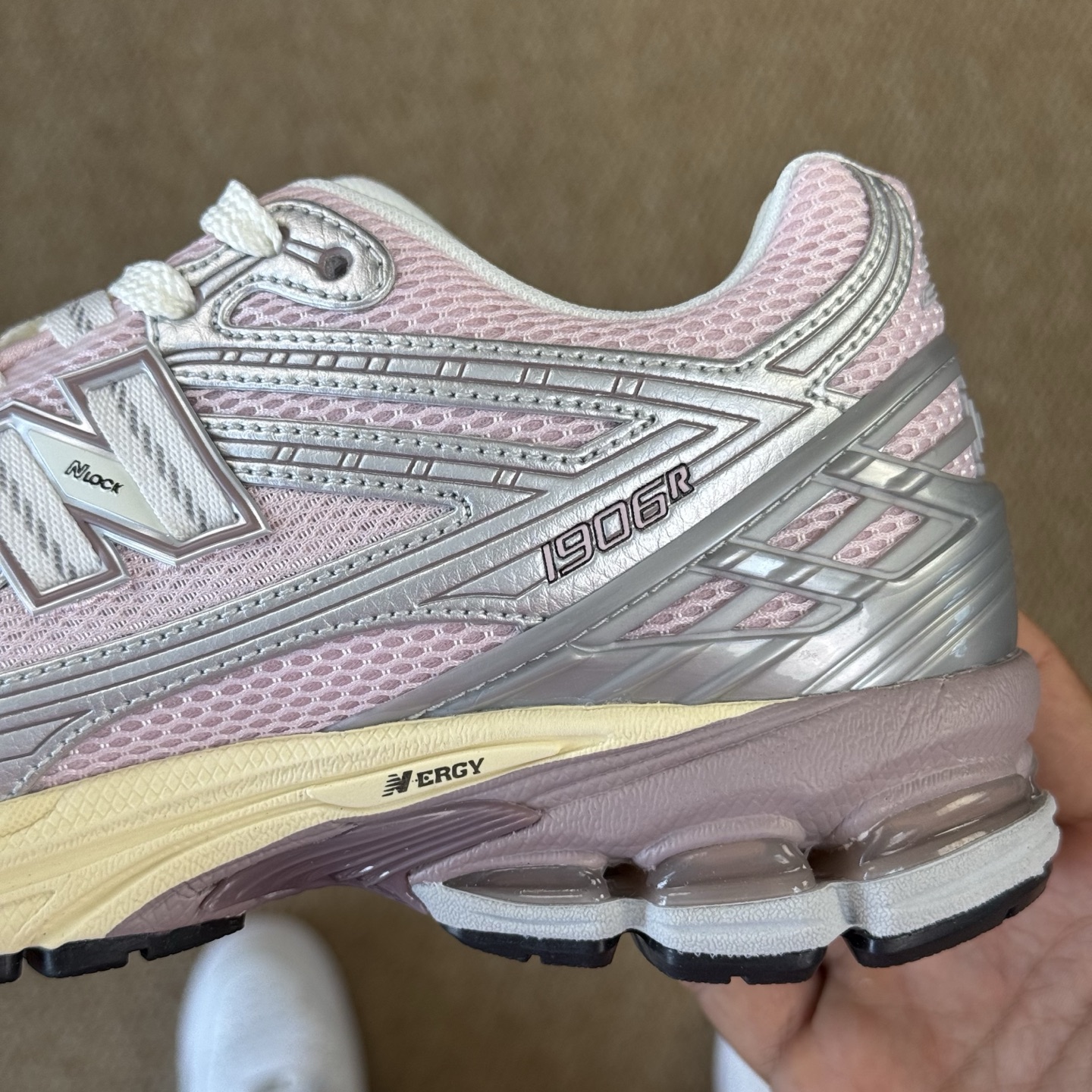  
C版新百伦！nb1906 第98色 银粉色
纯原大厂出品，品质优价格合理，降维打击‼️
尺码36-4