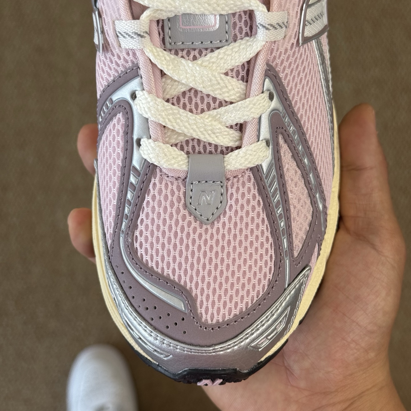  
C版新百伦！nb1906 第98色 银粉色
纯原大厂出品，品质优价格合理，降维打击‼️
尺码36-4