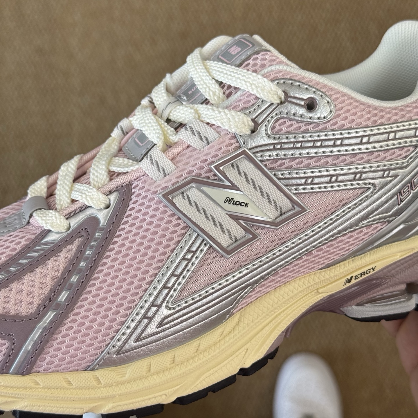 
C版新百伦！nb1906 第98色 银粉色
纯原大厂出品，品质优价格合理，降维打击‼️
尺码36-4