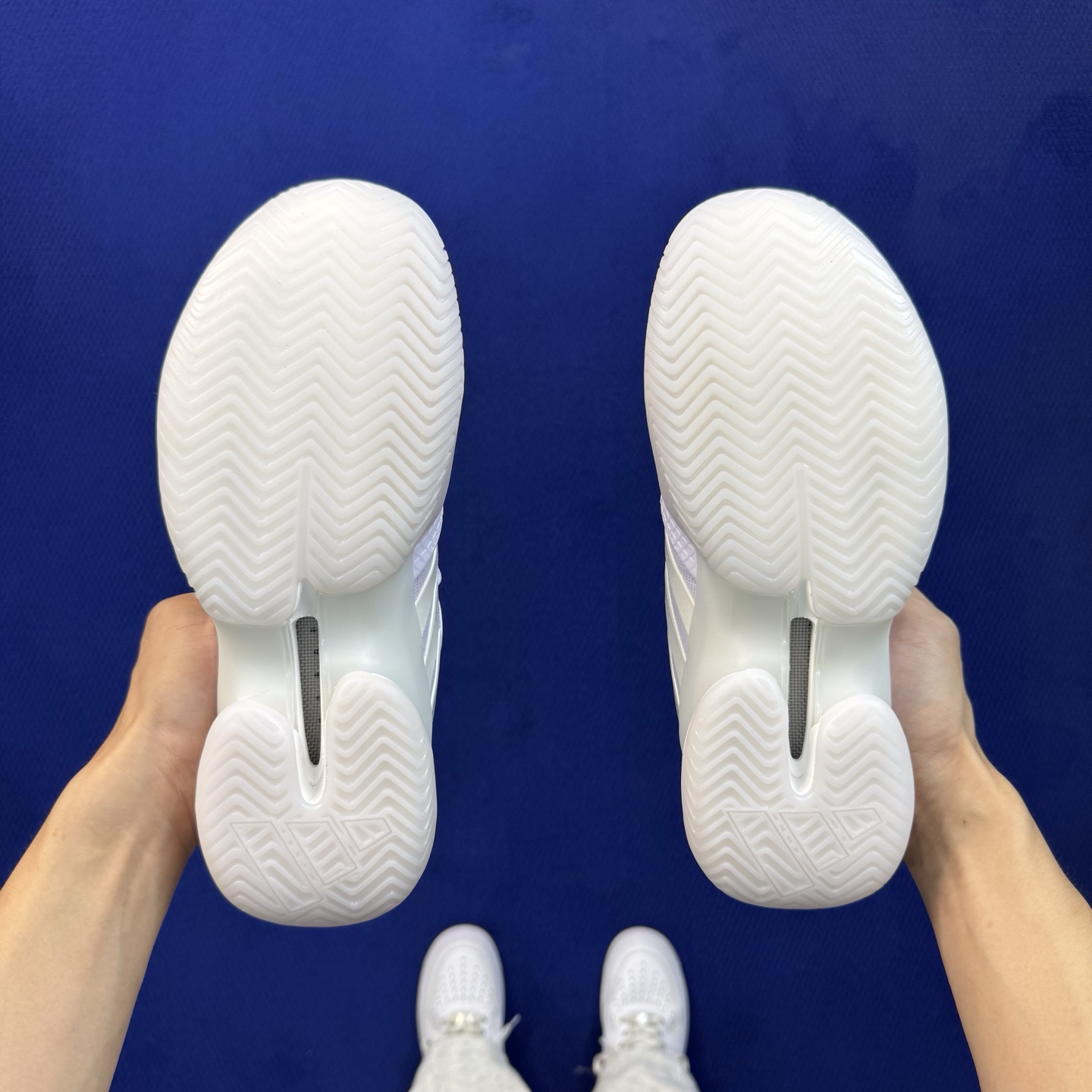 adidas BARRICADE 14 M 专业网球鞋 第3色:淡紫色 货号：KK4480 王欣瑜同款战靴，主打侧向支撑