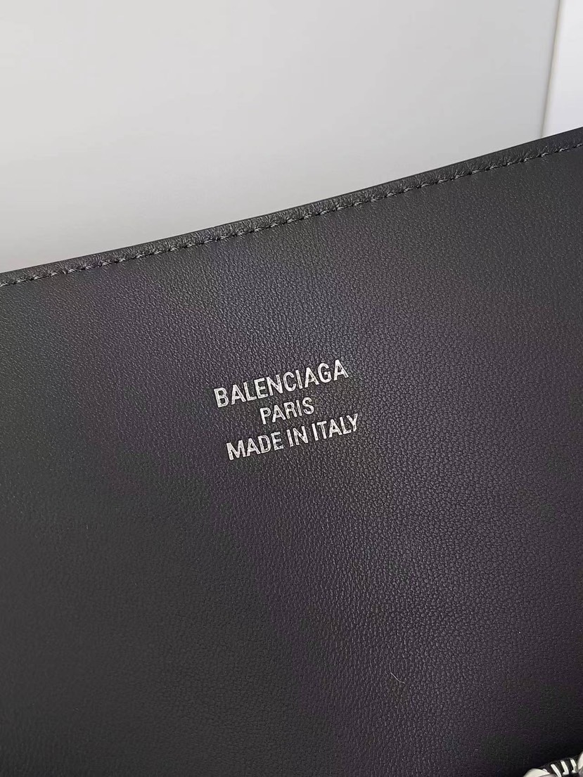 𝐁𝐚𝐥𝐞𝐧𝐜𝐢𝐚𝐠𝐚 𝐁𝐞𝐥 𝐀𝐢𝐫🛫
Bel-Air 以极具分量感的大包型为基调,延续rodeo的极简结构和标志性方形旋锁细节🔒前置翻盖装饰让包包更具层次感🧳 包包整体采用超光滑小牛皮 搭配Nappa小羊皮🔥秋天第一个包包来啦
尺寸:长51.8cm x 高61.9cm x 宽23.8cm
款号:128