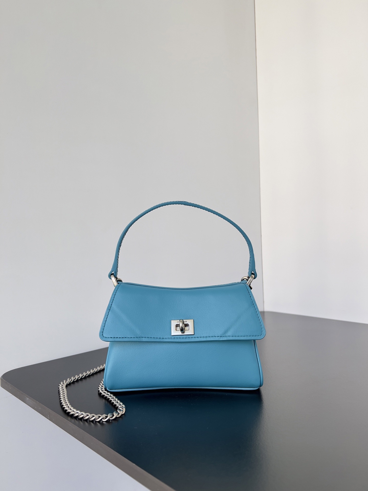 NO:207986,The authentic Rodeo series has launched a new Nano chain bag with detachable chain. Switch to a super cute handbag in one second. The summer must-have bag is here!  !  !  A card slot is matched inside the compartment. The ultra-simple style depends on who hasn't own the first cute little in summer. Model number 819429. Size 16 x height 9.9 x width 4.5 cm. Balenciaga.19860909正品级  超火爆的Rodeo系列全新推出了Nano链条包可拆卸链条 一秒切换成超可爱的手拎包夏日必备小包来啦！！！隔层内里搭配一个卡位 超极简风格看谁还没拥有夏天第一个小可爱 款号819429 尺寸长16 x 高9.9 x 宽4.5厘米,巴黎世家,balenciaga,Bag