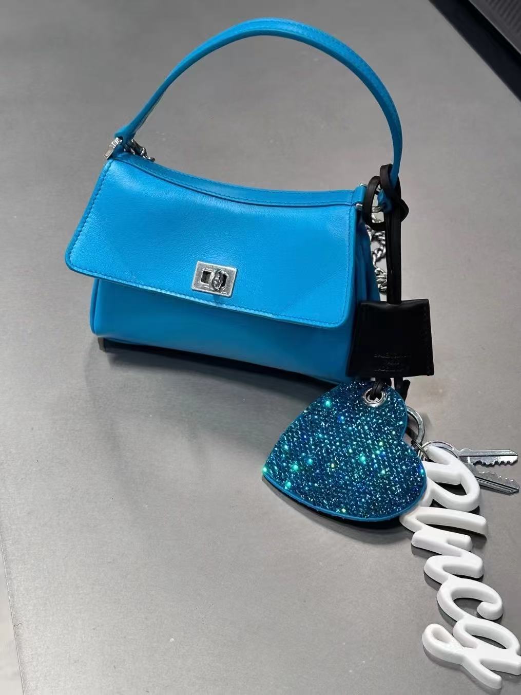 NO:770416,The most eye-catching touch in the outfit. Seeing this color makes me look forward to summer even more, Balenciaga, balenciaga19860909穿搭中最亮眼的一笔 看到这个色就更期待夏天了,巴黎世家,balenciaga,Bag