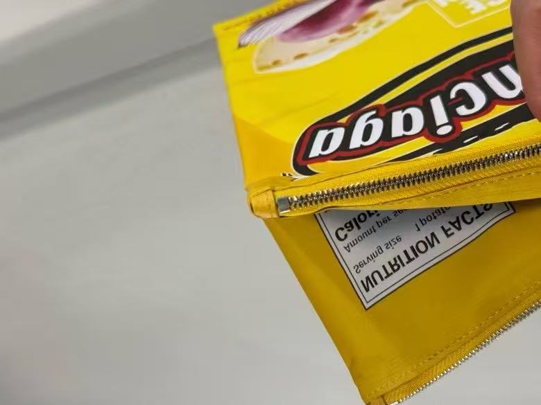 BALENCIAGA 薯片包🌶️🍟
时尚总是出其不意,巴黎世家薯片包,把街头零食元素玩出新高度。独特造型,拿在身上就是行走的潮流风向标,谁能不被它的创意吸引?牛皮材质➕印花工艺,就连包内部也做了类似薯片袋的银色铝膜。袋口采用拉链式封口!细节满满。仿佛随时能“撕开”享用,背它出街,回头率百分百,开启你的独特时尚之旅!
编码:0001
尺寸:长20 x 高29.9 厘米