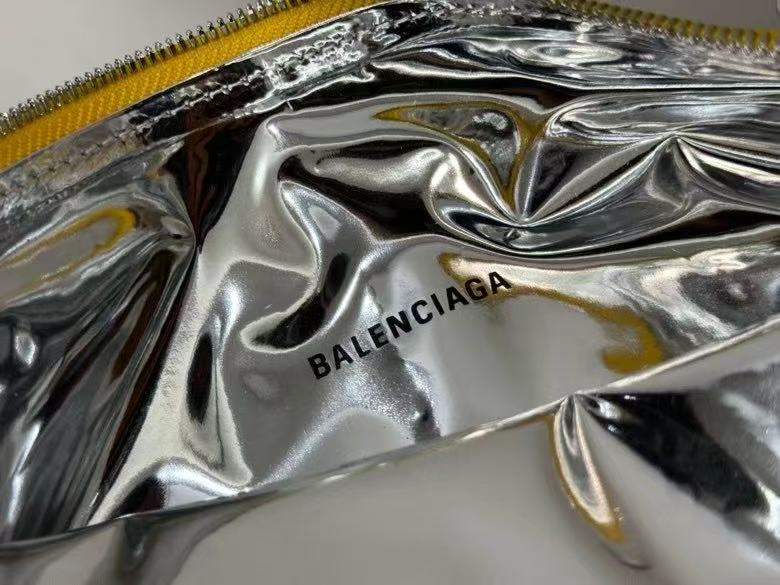 BALENCIAGA 薯片包🌶️🍟
时尚总是出其不意,巴黎世家薯片包,把街头零食元素玩出新高度。独特造型,拿在身上就是行走的潮流风向标,谁能不被它的创意吸引?牛皮材质➕印花工艺,就连包内部也做了类似薯片袋的银色铝膜。袋口采用拉链式封口!细节满满。仿佛随时能“撕开”享用,背它出街,回头率百分百,开启你的独特时尚之旅!
编码:0001
尺寸:长20 x 高29.9 厘米