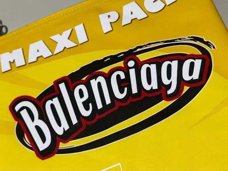 BALENCIAGA 薯片包🌶️🍟
时尚总是出其不意,巴黎世家薯片包,把街头零食元素玩出新高度。独特造型,拿在身上就是行走的潮流风向标,谁能不被它的创意吸引?牛皮材质➕印花工艺,就连包内部也做了类似薯片袋的银色铝膜。袋口采用拉链式封口!细节满满。仿佛随时能“撕开”享用,背它出街,回头率百分百,开启你的独特时尚之旅!
编码:0001
尺寸:长20 x 高29.9 厘米