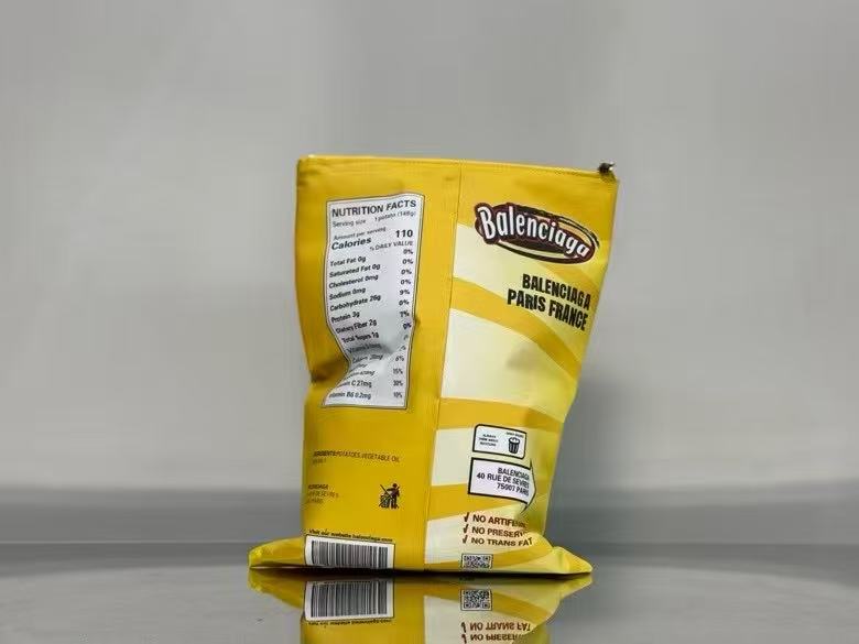 BALENCIAGA 薯片包🌶️🍟
时尚总是出其不意,巴黎世家薯片包,把街头零食元素玩出新高度。独特造型,拿在身上就是行走的潮流风向标,谁能不被它的创意吸引?牛皮材质➕印花工艺,就连包内部也做了类似薯片袋的银色铝膜。袋口采用拉链式封口!细节满满。仿佛随时能“撕开”享用,背它出街,回头率百分百,开启你的独特时尚之旅!
编码:0001
尺寸:长20 x 高29.9 厘米