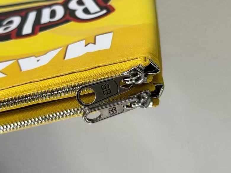 BALENCIAGA 薯片包🌶️🍟
时尚总是出其不意,巴黎世家薯片包,把街头零食元素玩出新高度。独特造型,拿在身上就是行走的潮流风向标,谁能不被它的创意吸引?牛皮材质➕印花工艺,就连包内部也做了类似薯片袋的银色铝膜。袋口采用拉链式封口!细节满满。仿佛随时能“撕开”享用,背它出街,回头率百分百,开启你的独特时尚之旅!
编码:0001
尺寸:长20 x 高29.9 厘米