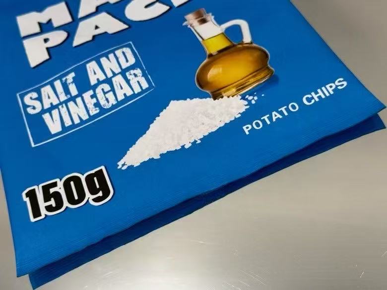 BALENCIAGA 薯片包🌶️🍟
时尚总是出其不意,巴黎世家薯片包,把街头零食元素玩出新高度。独特造型,拿在身上就是行走的潮流风向标,谁能不被它的创意吸引?牛皮材质➕印花工艺,就连包内部也做了类似薯片袋的银色铝膜。袋口采用拉链式封口!细节满满。仿佛随时能“撕开”享用,背它出街,回头率百分百,开启你的独特时尚之旅!
编码:0001
尺寸:长20 x 高29.9 厘米