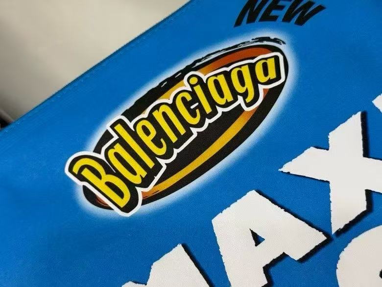 BALENCIAGA 薯片包🌶️🍟
时尚总是出其不意,巴黎世家薯片包,把街头零食元素玩出新高度。独特造型,拿在身上就是行走的潮流风向标,谁能不被它的创意吸引?牛皮材质➕印花工艺,就连包内部也做了类似薯片袋的银色铝膜。袋口采用拉链式封口!细节满满。仿佛随时能“撕开”享用,背它出街,回头率百分百,开启你的独特时尚之旅!
编码:0001
尺寸:长20 x 高29.9 厘米