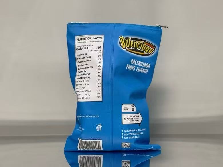 BALENCIAGA 薯片包🌶️🍟
时尚总是出其不意,巴黎世家薯片包,把街头零食元素玩出新高度。独特造型,拿在身上就是行走的潮流风向标,谁能不被它的创意吸引?牛皮材质➕印花工艺,就连包内部也做了类似薯片袋的银色铝膜。袋口采用拉链式封口!细节满满。仿佛随时能“撕开”享用,背它出街,回头率百分百,开启你的独特时尚之旅!
编码:0001
尺寸:长20 x 高29.9 厘米