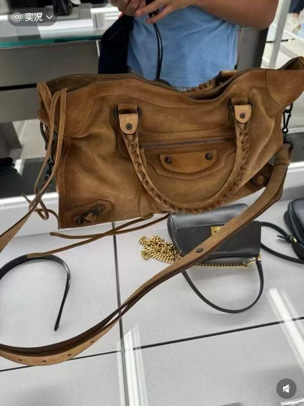 让我看看是谁还没入手！！
麂皮棕真的是一眼相中