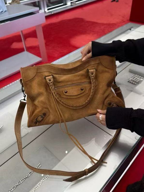 让我看看是谁还没入手！！
麂皮棕真的是一眼相中