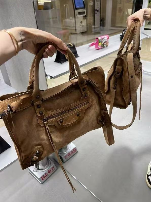 让我看看是谁还没入手！！
麂皮棕真的是一眼相中