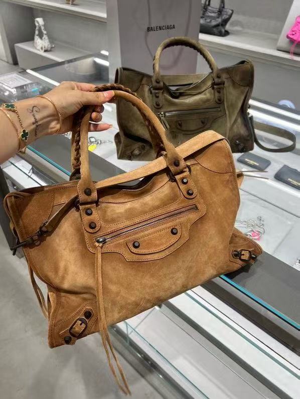 让我看看是谁还没入手！！
麂皮棕真的是一眼相中