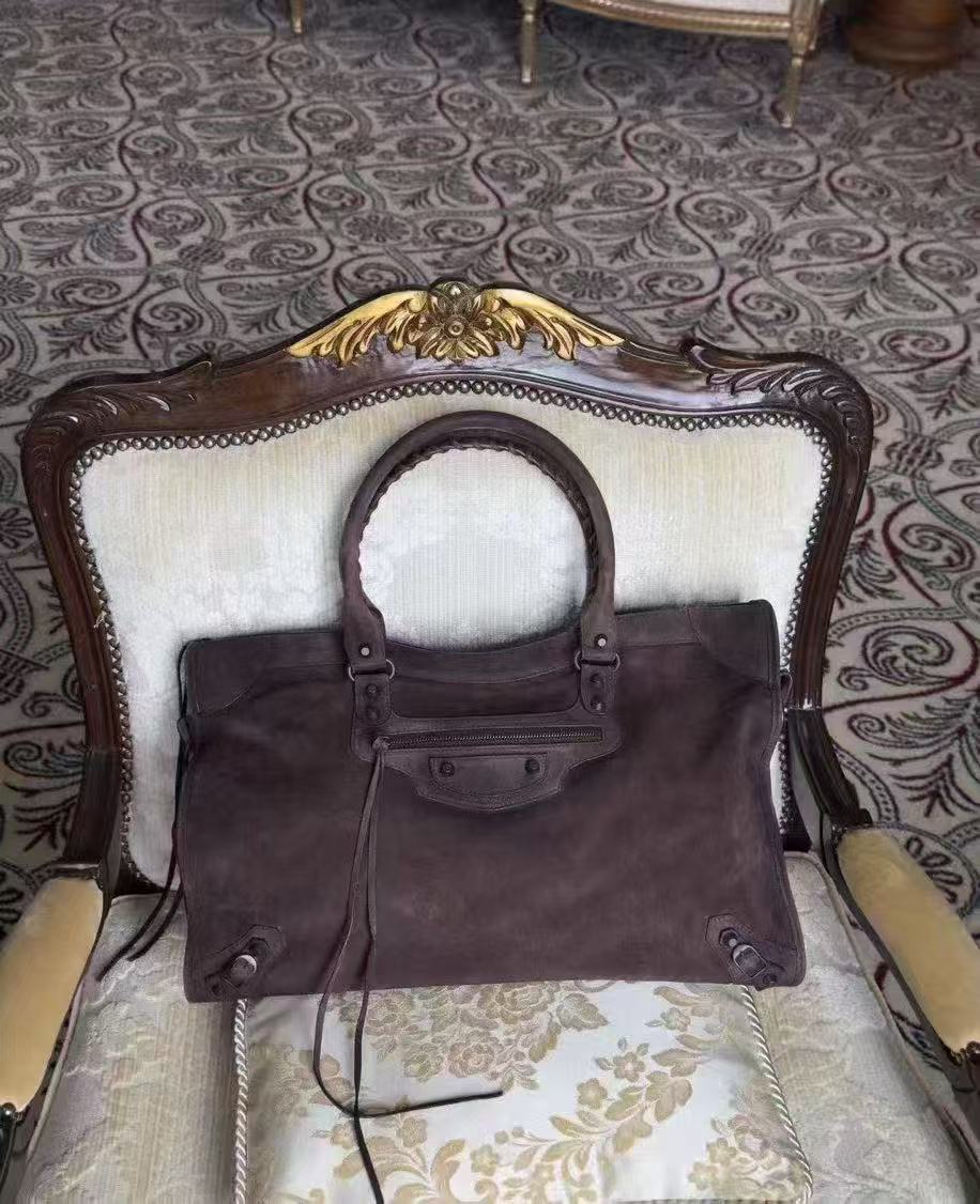 秋冬第一只麂皮包的快乐～
拥有独一份的麂皮质感☺️🍂🐻