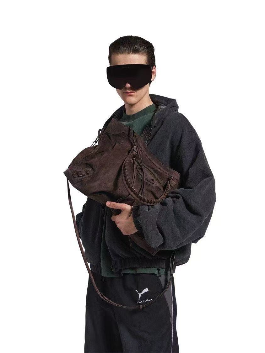 秋冬第一只麂皮包的快乐～
拥有独一份的麂皮质感☺️🍂🐻