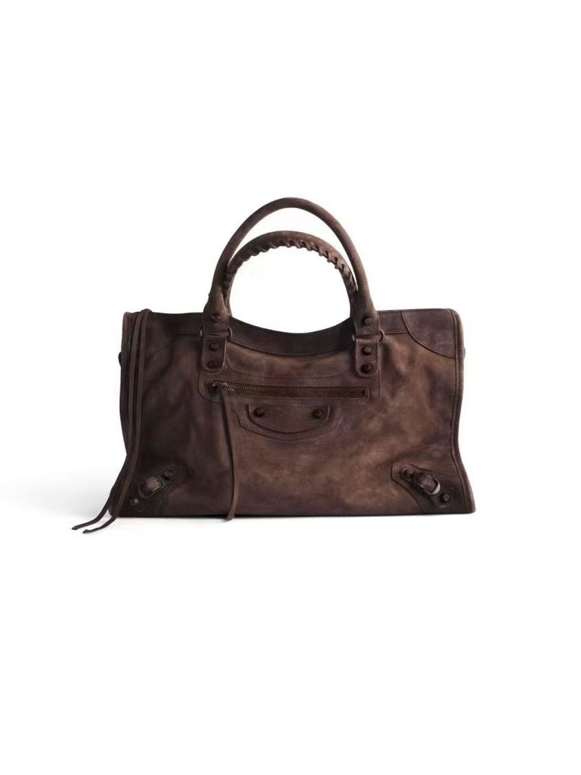 秋冬第一只麂皮包的快乐～
拥有独一份的麂皮质感☺️🍂🐻