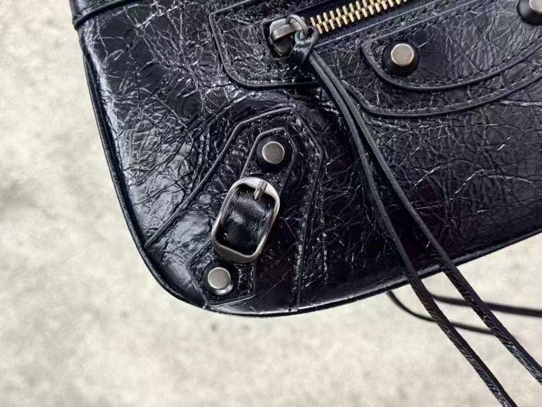 ｛黑色｝

𝐁𝐀𝐋𝐄𝐍𝐂𝐈𝐀𝐆➰ Le City 迷你单肩包
全新Le City迷你单肩包，在保留标志性的独特机车风五金元素的同时，赋予手拿包尺寸包型及一长一短两种长度的可拆卸肩带，延续机车包摩登都市风格的同时，为经典风格注入创新活力。多卡槽设计很好手收纳，慵懒随意与实用容量兼具～

款号：8803
尺寸：底长 25x 高 14x 宽 4cm