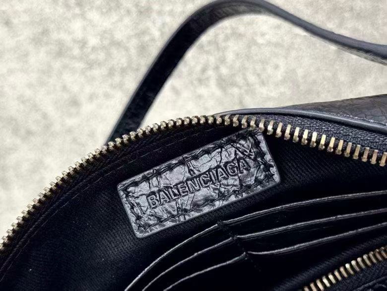 ｛黑色｝

𝐁𝐀𝐋𝐄𝐍𝐂𝐈𝐀𝐆➰ Le City 迷你单肩包
全新Le City迷你单肩包，在保留标志性的独特机车风五金元素的同时，赋予手拿包尺寸包型及一长一短两种长度的可拆卸肩带，延续机车包摩登都市风格的同时，为经典风格注入创新活力。多卡槽设计很好手收纳，慵懒随意与实用容量兼具～

款号：8803
尺寸：底长 25x 高 14x 宽 4cm