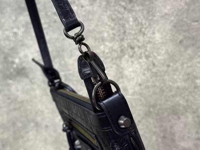 ｛黑色｝

𝐁𝐀𝐋𝐄𝐍𝐂𝐈𝐀𝐆➰ Le City 迷你单肩包
全新Le City迷你单肩包，在保留标志性的独特机车风五金元素的同时，赋予手拿包尺寸包型及一长一短两种长度的可拆卸肩带，延续机车包摩登都市风格的同时，为经典风格注入创新活力。多卡槽设计很好手收纳，慵懒随意与实用容量兼具～

款号：8803
尺寸：底长 25x 高 14x 宽 4cm