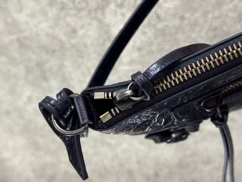 ｛黑色｝

𝐁𝐀𝐋𝐄𝐍𝐂𝐈𝐀𝐆➰ Le City 迷你单肩包
全新Le City迷你单肩包，在保留标志性的独特机车风五金元素的同时，赋予手拿包尺寸包型及一长一短两种长度的可拆卸肩带，延续机车包摩登都市风格的同时，为经典风格注入创新活力。多卡槽设计很好手收纳，慵懒随意与实用容量兼具～

款号：8803
尺寸：底长 25x 高 14x 宽 4cm