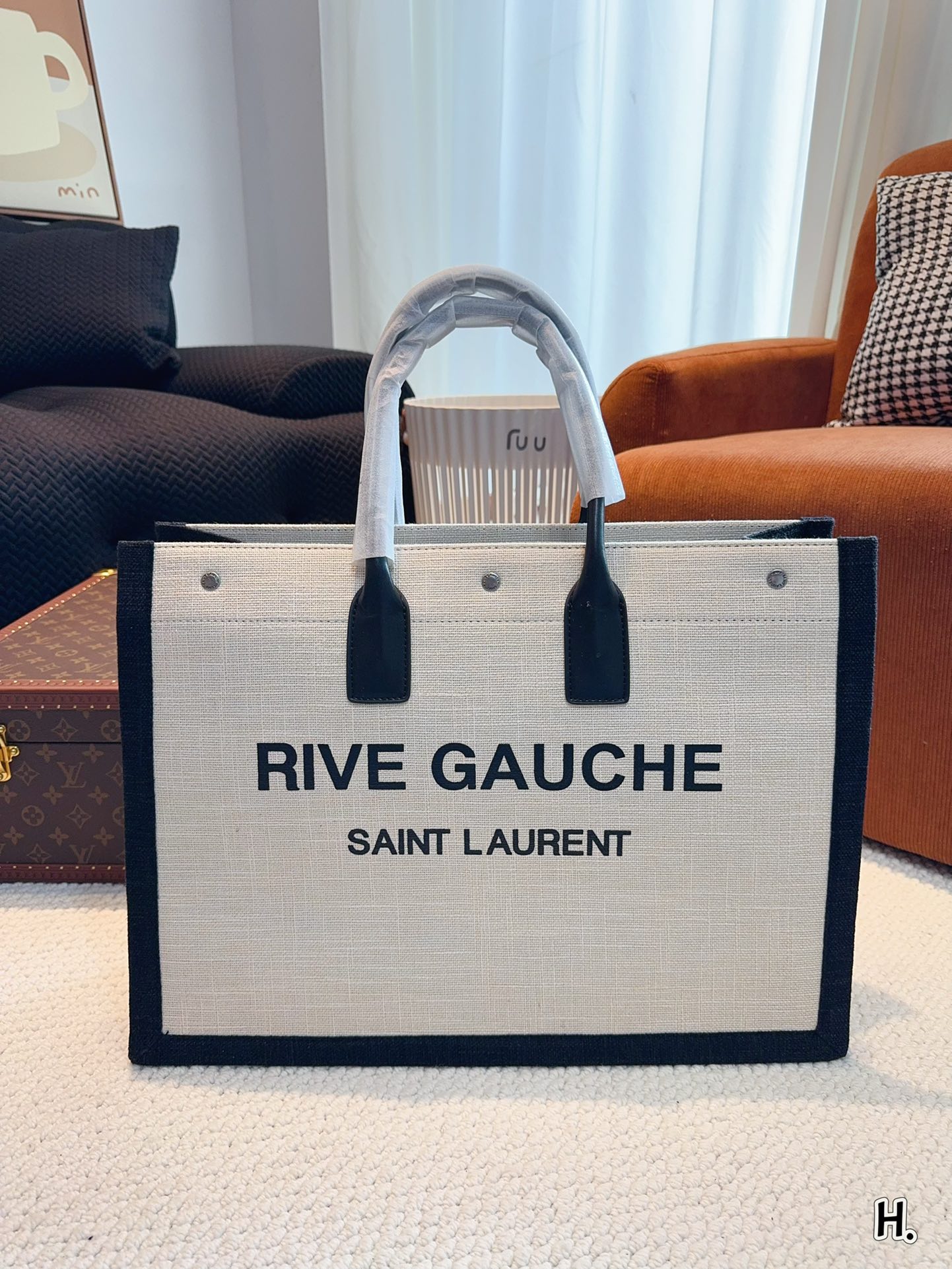 Yves Saint Laurent Boutique
 Sacs Cabas Toile