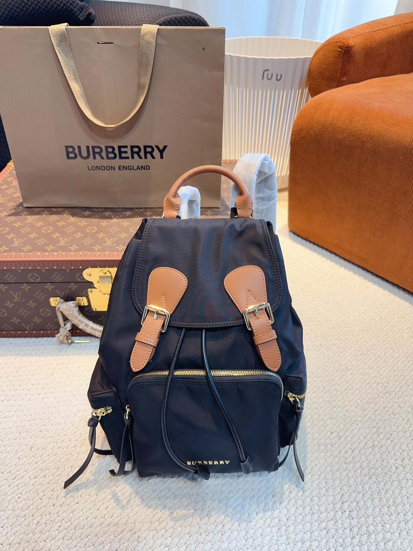 Pyjdle\n  巴宝莉双肩包burberry爆款双肩包????????款式轻便 背包以标志性 Burberry Trench 风衣面料作为灵感来源????????采用与棉质嘎巴甸同为密织结构的柔韧尼龙材质可调式帆布拼链饰肩背带????????扣环与抽绳开合????‼️尺寸：20*13*32cm