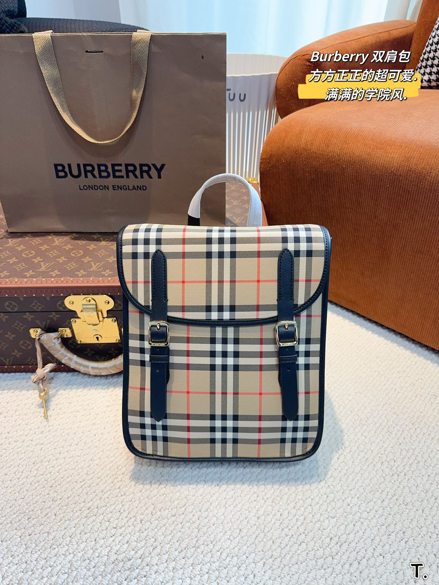 Pyqwld\n巴宝莉Burberry 格纹双肩包\n超高辨识度的巴宝莉格纹，品牌LOGO的装饰瞬间提升逼格，特别吸睛。\n肩带的设计很舒服，宽度刚刚好，包包的容量也挺大的，足够你放下随身所需物品，什么香烟呀钱包呀手机…等等全部收纳！！!\n简约大方不挑人尺寸：26*9*28cm