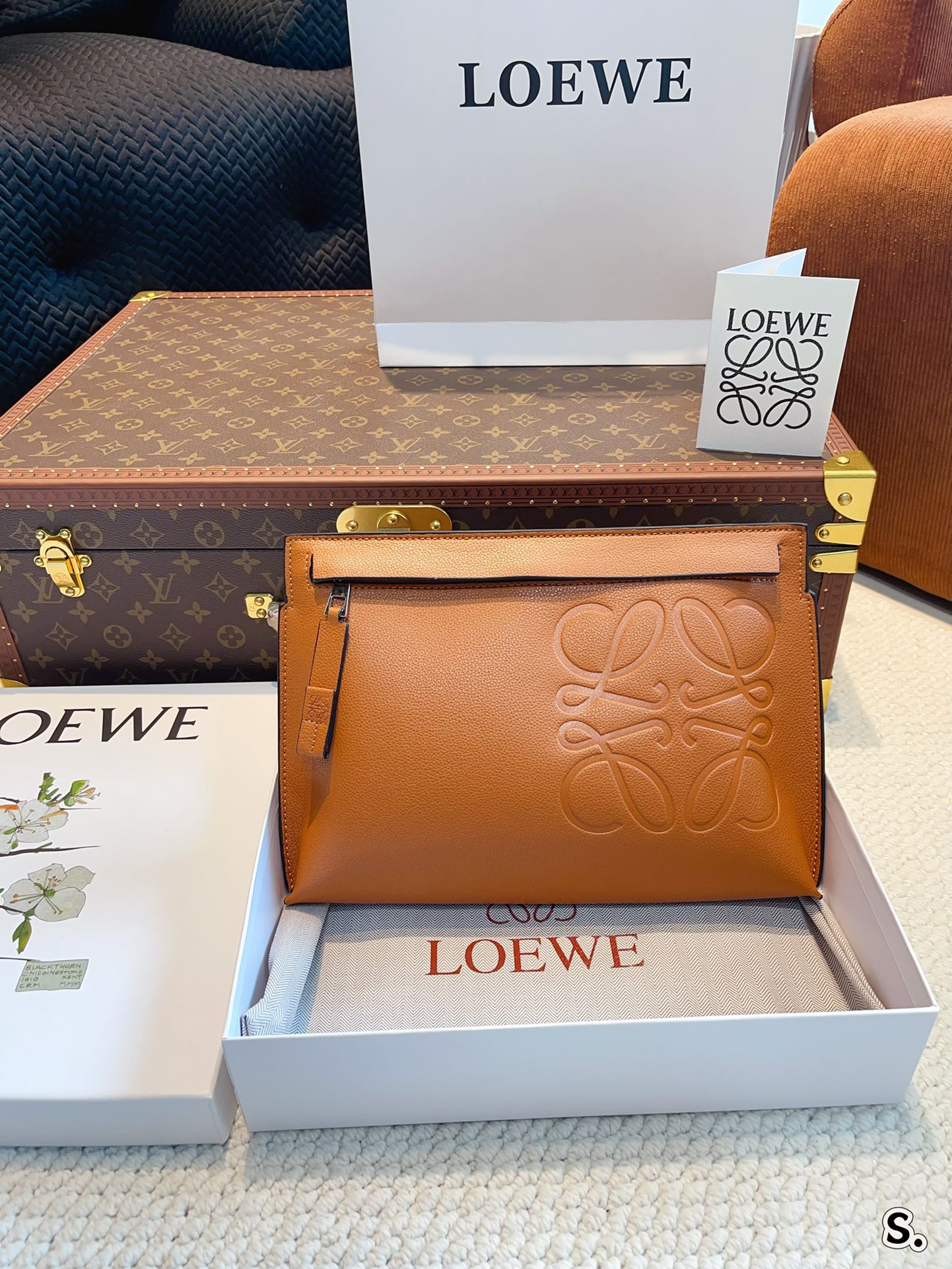 Pyswwe配礼盒Loewe 罗意威 手包  wzdysy限定手袋  甜而不腻的日常搭配   颜值质感被拿捏住了 凹造型必备✔️ 尺寸：30*4*20cm