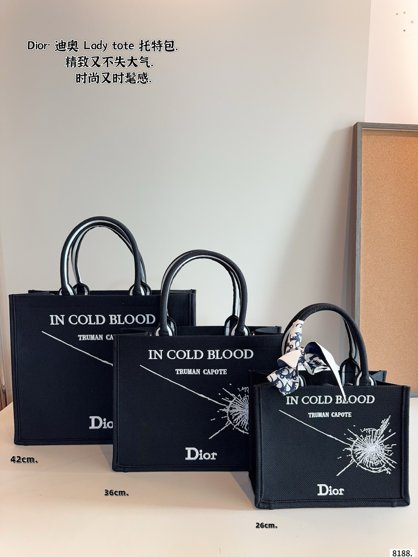 NO:715122,<p>With lining. Dior Tote Collection. Designed by Maria Grazia Chiuri, Creative Director of Dior Women, the Dior Book Tote is a staple of the Dior aesthetic. Embroidered throughout with the aris Allover pattern in white and black, a signature of the collection, the vivid graphic style reflects Parisian style, light and monuments. It can hold a variety of daily necessities. Medium style, front embellishment &nbsp;With the Christian Dior aris logo, it highlights Dior's exquisite craftsmanship. It can be carried by hand or on the shoulder. Size 42*17*35/36*15*27｜27*12*21cm., other, dior, dior, totes19860909配内胆. 迪奥 托特包 系列. 这款 Dior Book Tote 手袋由 Dior女装创意总监玛 丽亚 嘉茜娅蔻丽(Maria Grazia Chiuri) 设计,是体现Dior美学的主打产品.通体饰以白色和黑色 aris Allover图案刺绣,突显该系列的特色标志,以生动的绘图风格彰显巴黎风,光和名胜古迹的迷人风采.可收纳各种日常用品.中号款式,正面饰 以Christian Dior aris 标志,彰显Dior的精湛工艺,可手提或肩背.尺寸42*17*35/36*15*27｜27*12*21cm.,其他,dior,dior,totes</p>,韩剧