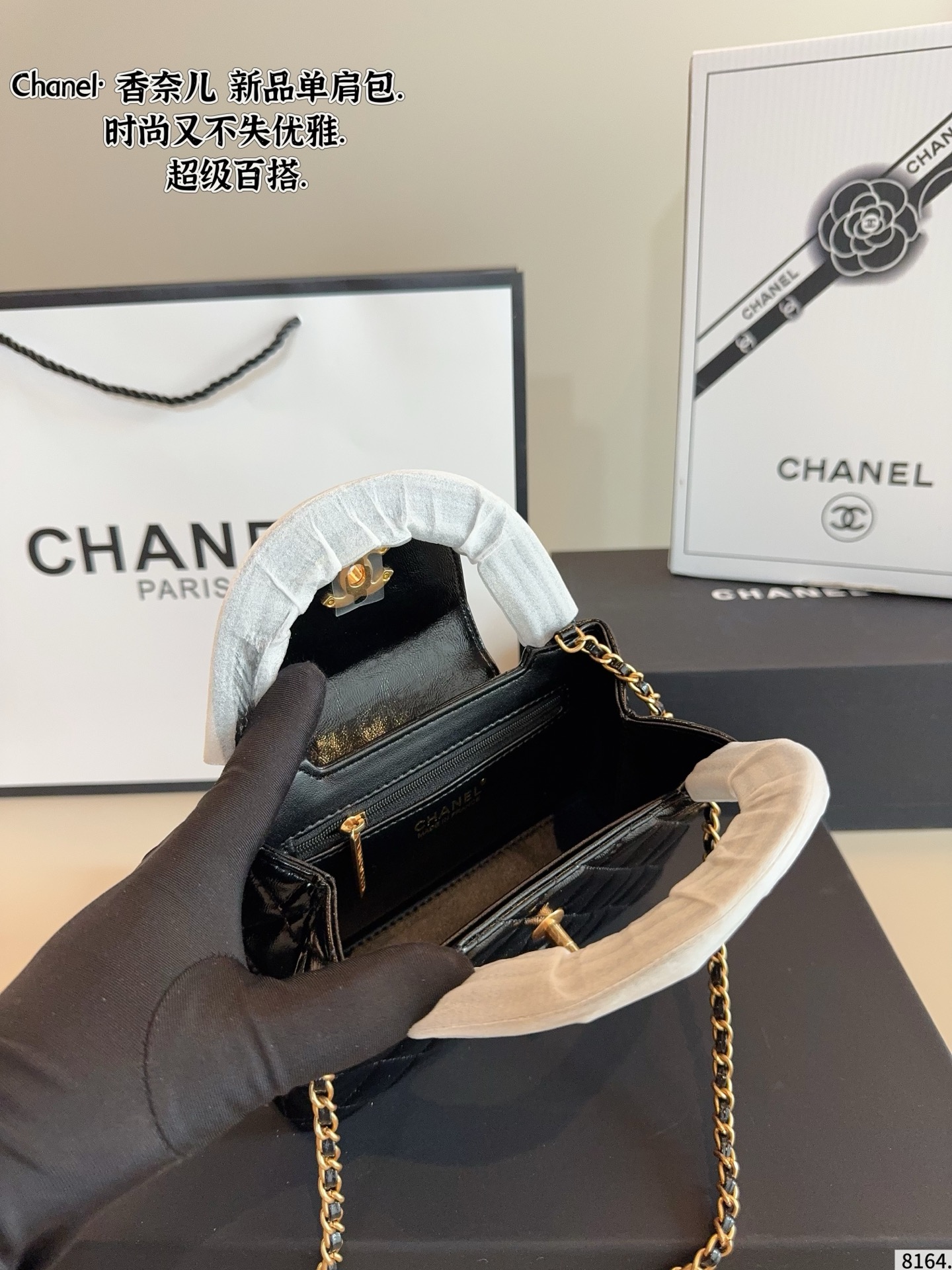 ❤️460包邮/原单代购级别
配礼盒🎁.
  Chanel·香奈儿新款化妆包..
百搭经典 精致的一只
真的超级无敌巨可爱
仙气满满 小姐姐日常必入款尺寸：20*5*19cm