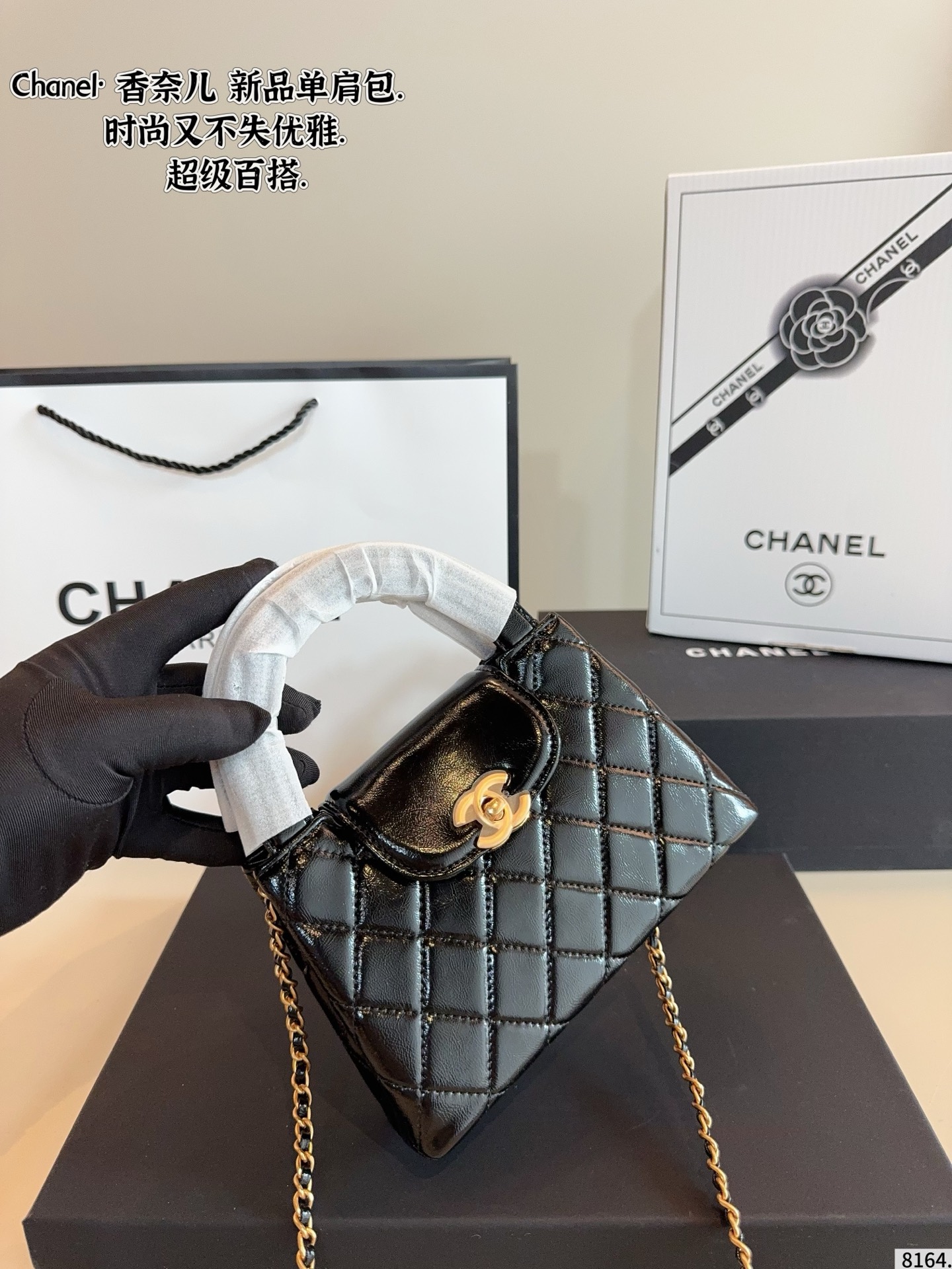 ❤️460包邮/原单代购级别
配礼盒🎁.
  Chanel·香奈儿新款化妆包..
百搭经典 精致的一只
真的超级无敌巨可爱
仙气满满 小姐姐日常必入款尺寸：20*5*19cm