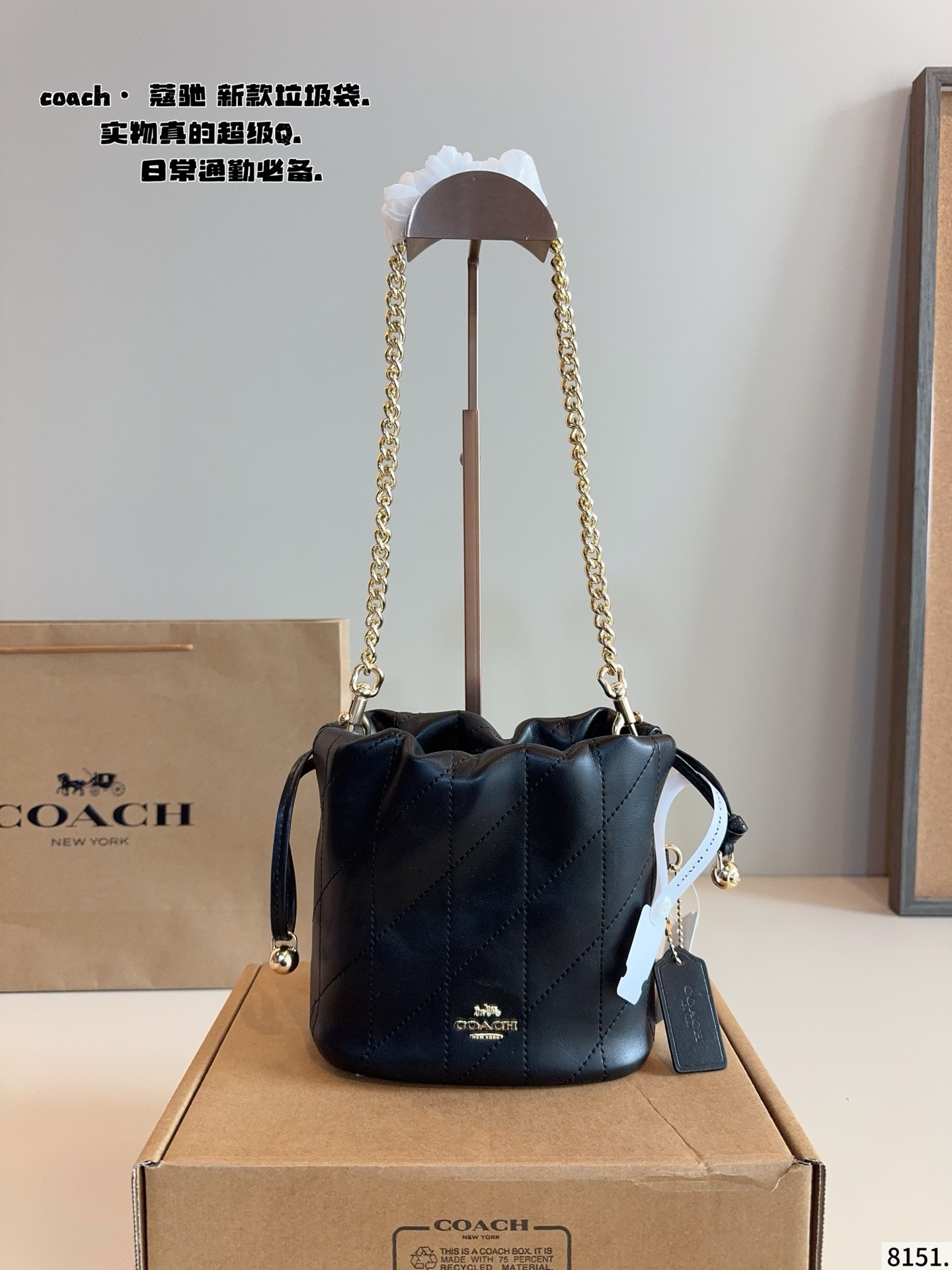 Con caja de regalo🎁. COACH | ¿Cómo no perderse la nueva #EVELYN bolso de axila? Material de piel suave, el bolso no es…