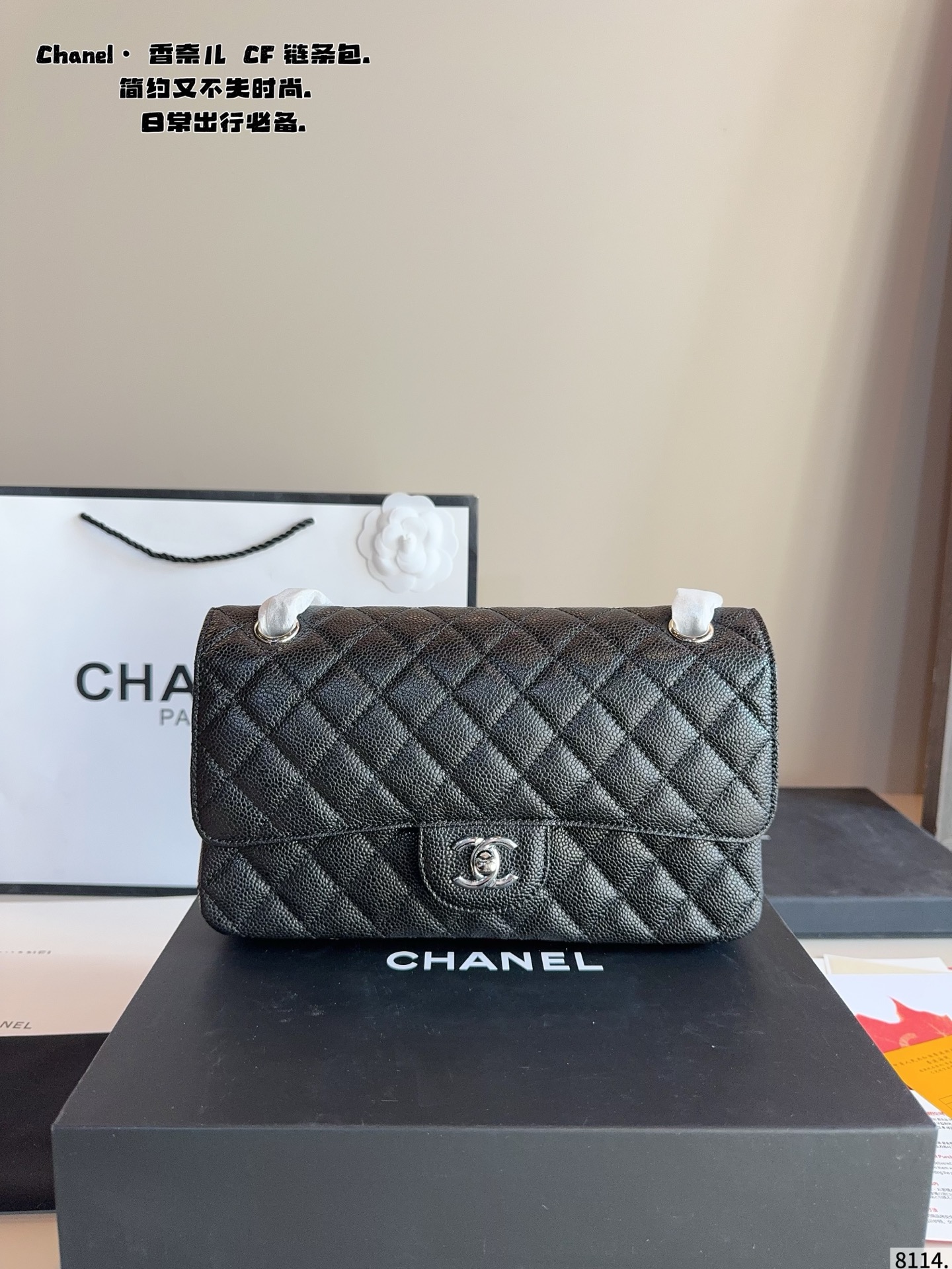 💰430配礼盒🎁.
Chanelcf系列 CF包香奈儿#精致女神推荐入手呦 美貌与实用并存 近年超盛行而小香这款做的超级棒 百搭休闲,职业,萌新等多种风格 材质是原版牛皮工艺 内里隔层方便收纳 挎背休闲洋气 手提不俗套又很有御姐风范 大方利落超好看 尺寸：25*6*15cm