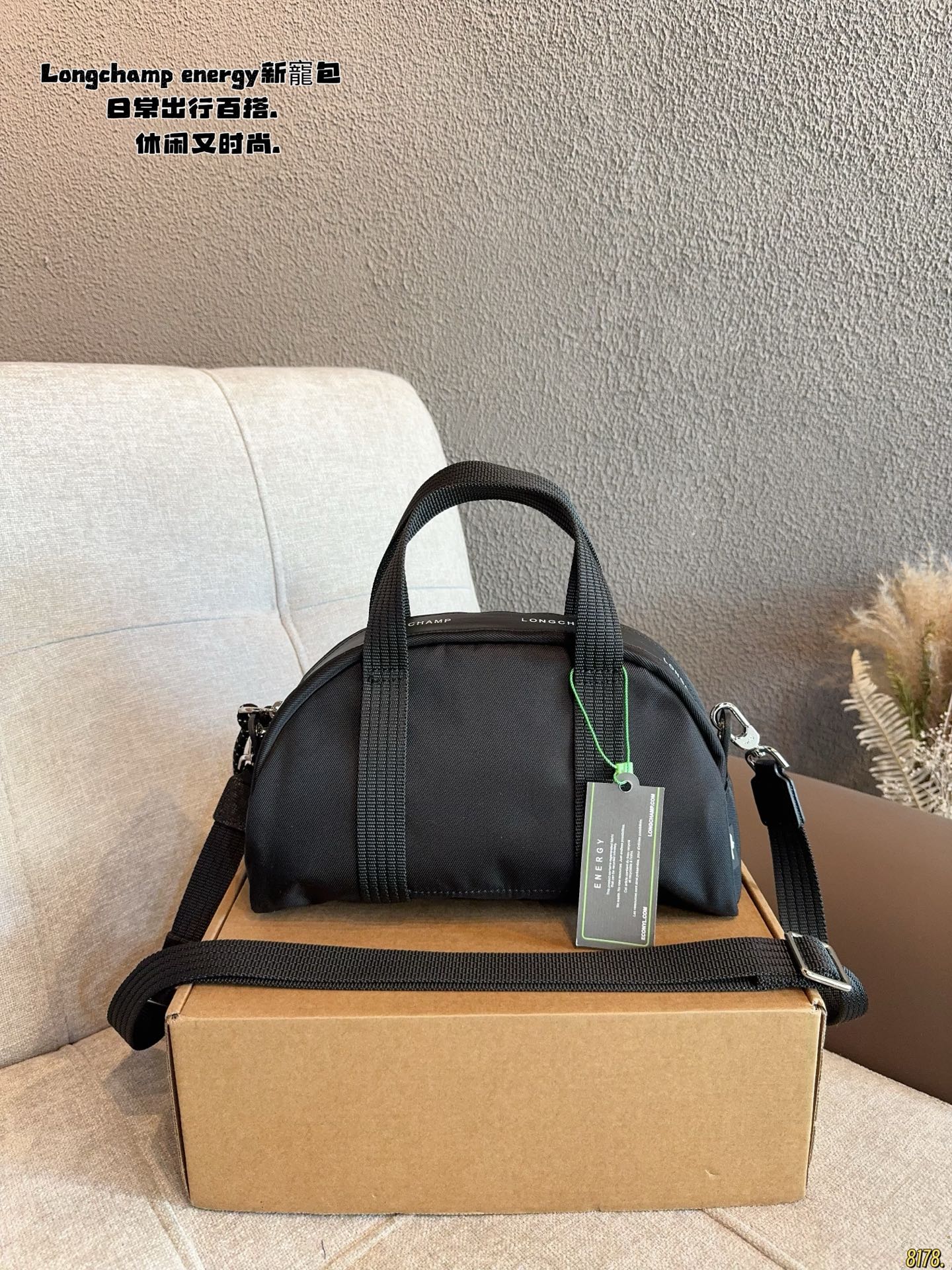 P195配礼盒. | Longchamp Energy新寵包 | Longchamp又來了 | 這個介乎於Mini跟小號的energy保齡球包 | 是我最新的愛包 | 這容量可以放我女兒的碗+圍巾+剪刀+濕紙巾 | 下樓吃飯再不用大包小包的 | 太好了尺寸：27 10 16cm