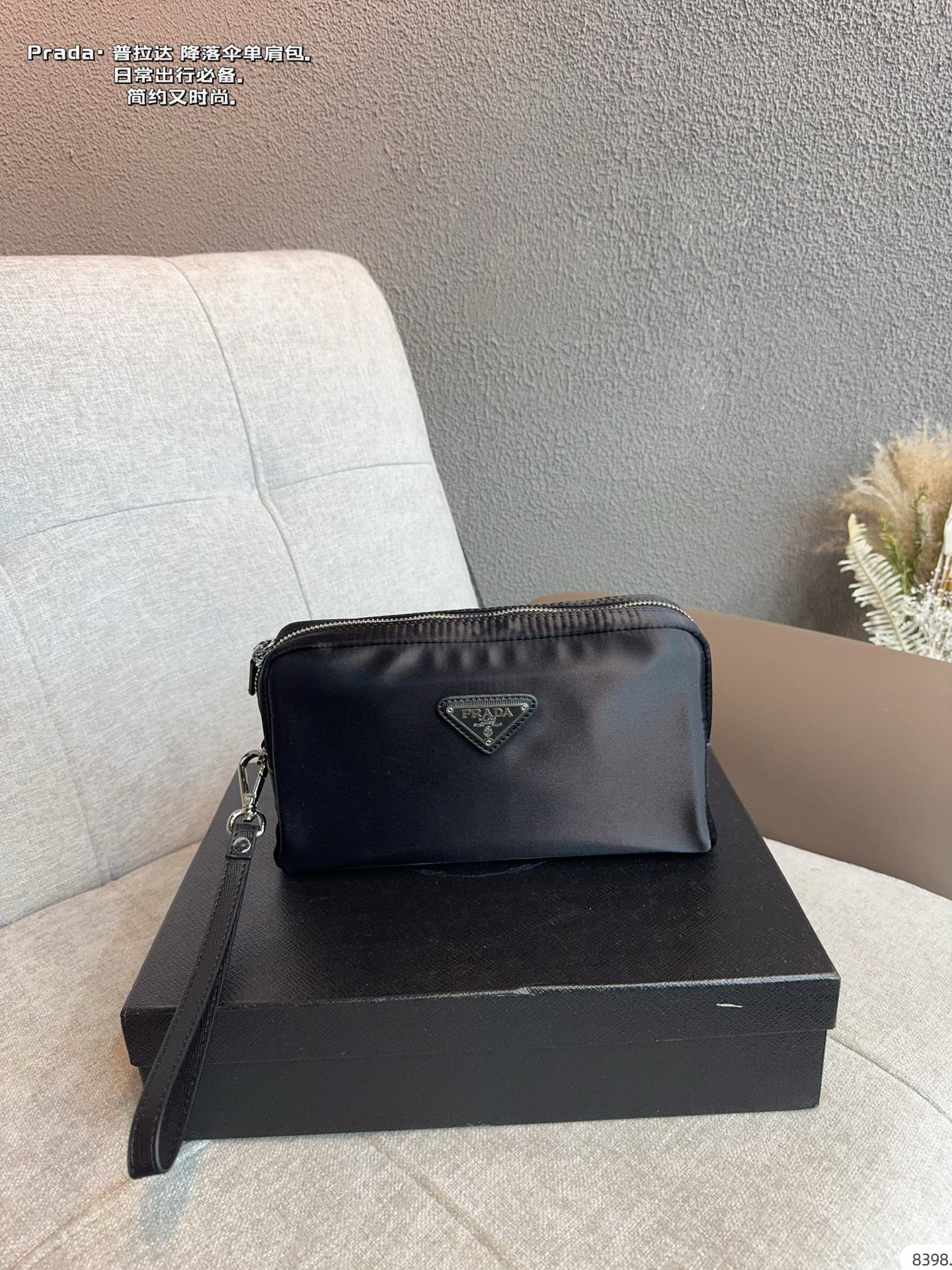 P158 | Prada Handbags. | Fashionable And Cool | This Style Just Gets Better And Better The More You Look At It | And It Will Never Go Out Of Style. A Classic Is Always A Classic | Versatile And Practical, It Can Also Highlight Your Personal Charm And Temperament. Size: 23 9 14cm