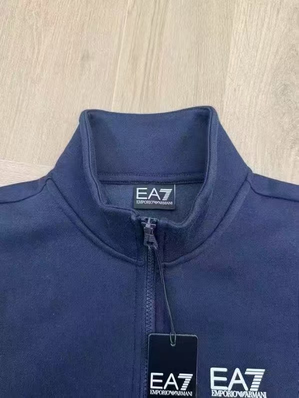 215💰（编号68）
原厂正品 客供面料 EA系意大利🇮🇹阿玛泥半拉链套头棉质精梳抓绒卫衣  
精梳棉质感！穿上轻松也不闷！半拉链设计 灵活度高！易协调内搭！搭配出新魅力！
标牌齐全 柔和触肤！棉感力温柔！
胸前logo印花 字母鹰标 反衬色印花 高辨识度！大小适中！不张扬不低调 刚好展露角色！上身魅力相随！
拉链拉头也雕刻字母标识 也很精工！非常积蕴！
回头看下细节接拍！面料纹理纹路也很清晰质感！细腻入微 不闷不躁！温和优雅！
后脖领条纹标识！拉长修高气度 灵活随性！前后呼应 小魅力不断！
蓝色是最为百搭的经典颜色也比较受欢迎！不挑人！不挑肥瘦！休闲与上班 运动 都可以穿。非常干脆 自然 利落 轻松！
衣服里面加绒设计 保暖 还透气不闷 上身简洁灵活出气度！
下摆和袖口 弹力罗纹塑形 ！服帖又不紧绷！
整件衣服保暖驱寒意 结合外部棉质精梳纹路纹理 达到同时也不闷！ 内外兼修的好物！
半拉链也可以很好的调节裸露打底衫！多一层不同的魅力展示！
喜欢的入。尺码S-XXL
